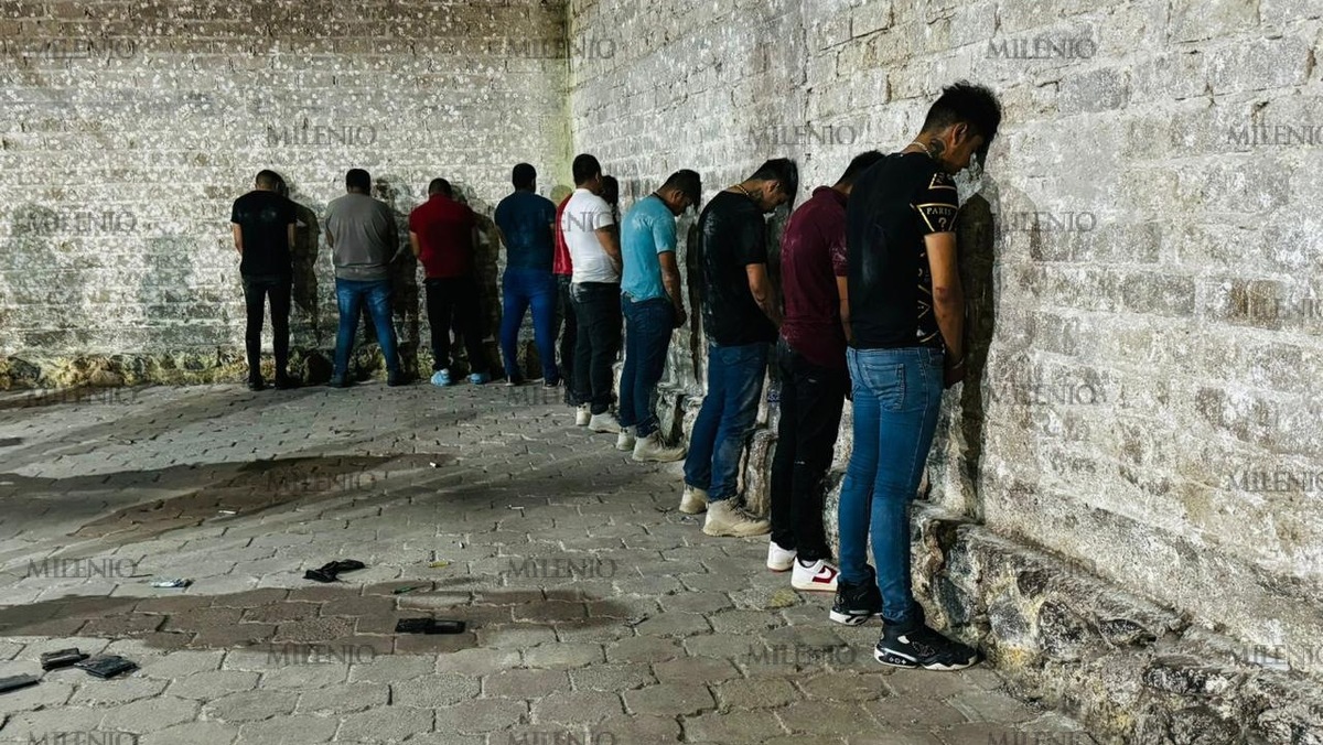 En las imágenes se observa a 10 personas contra la pared. | Foto: Especial
