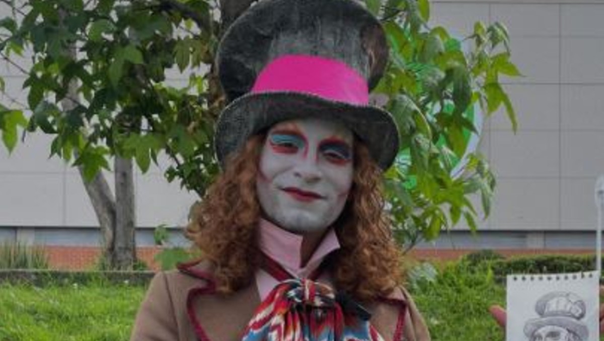 El joven que se caracteriza como el personaje de 'Alicia en el país de las maravillas' | Captura