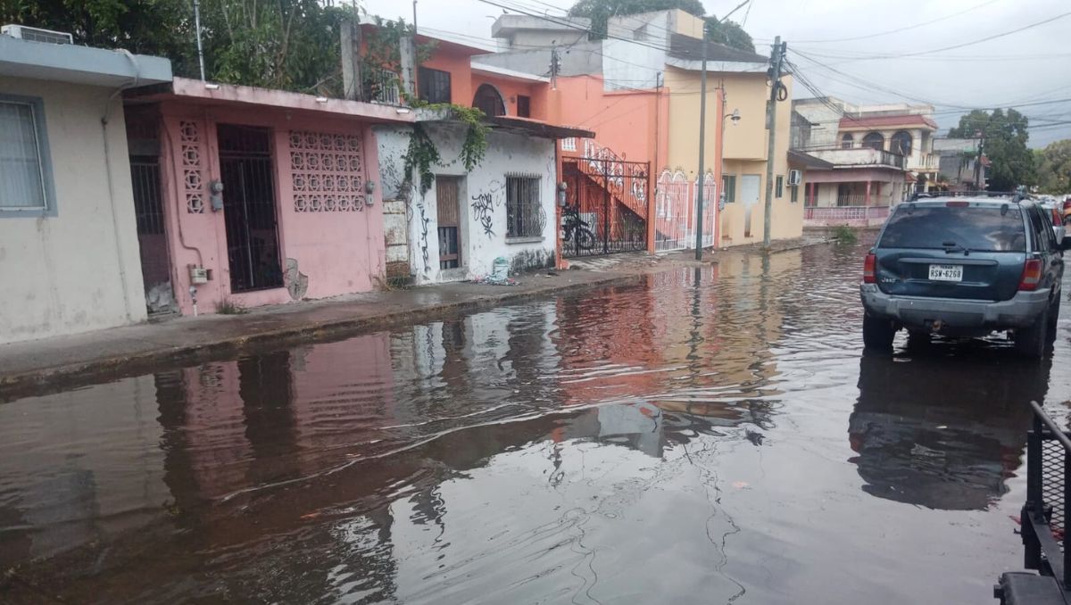 La lluvia tomó por sorpresa a los habitantes de la zona sur y ocasionó diversas afectaciones. (Agustín González)
