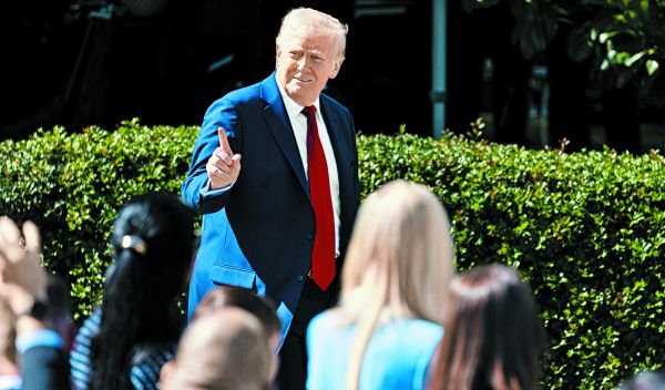 El mandatario estadunidense en los jardines de la Casa Blanca. EFE