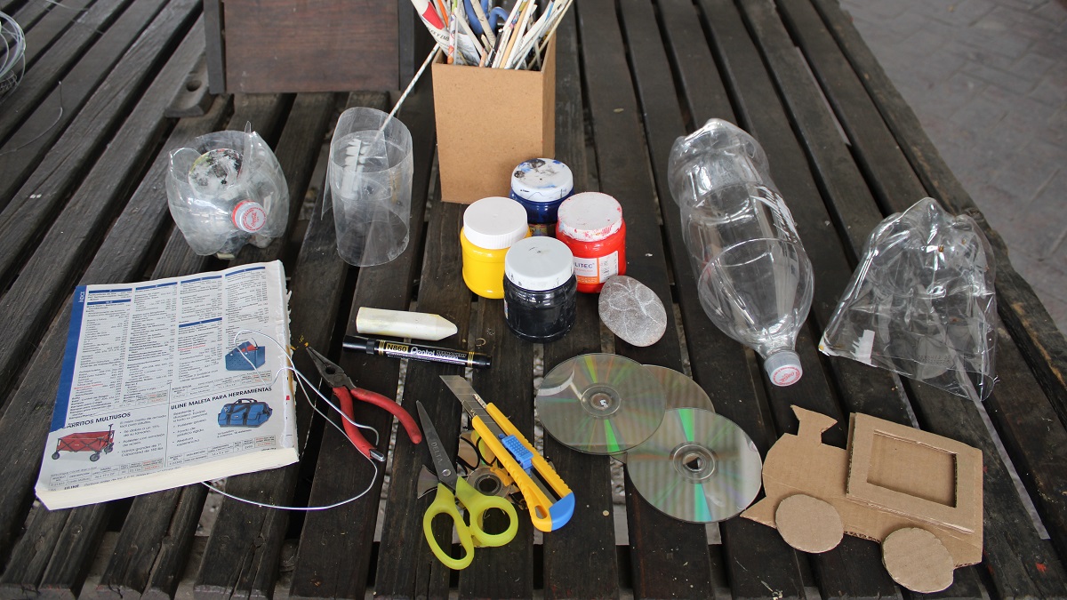 Todas las manualidades se realizan con materiales reciclados. (Claudia Luévano)