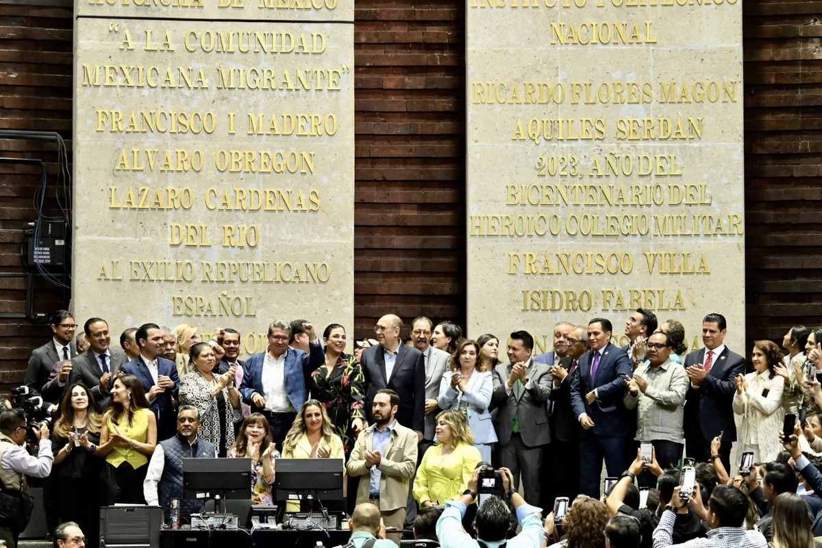 En el Muro de Honor inscribieron la leyenda: "A la comunidad migrante". | Foto: Especial