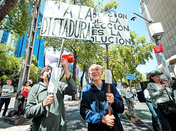 Protesta contra dicha iniciativa frente al recinto. Araceli López
