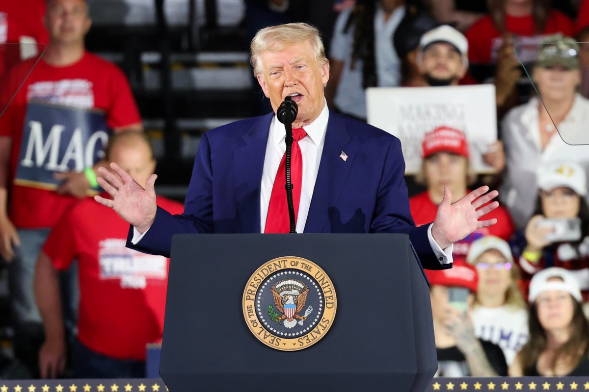 Trump dijo que "sabe más de tasas de interes que él" durante la celebración por los 100 días de mandato.