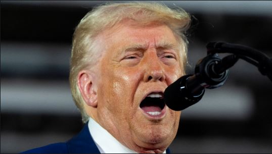 Analistas legales consideran que el caso de Trump carece de fundamento.AP