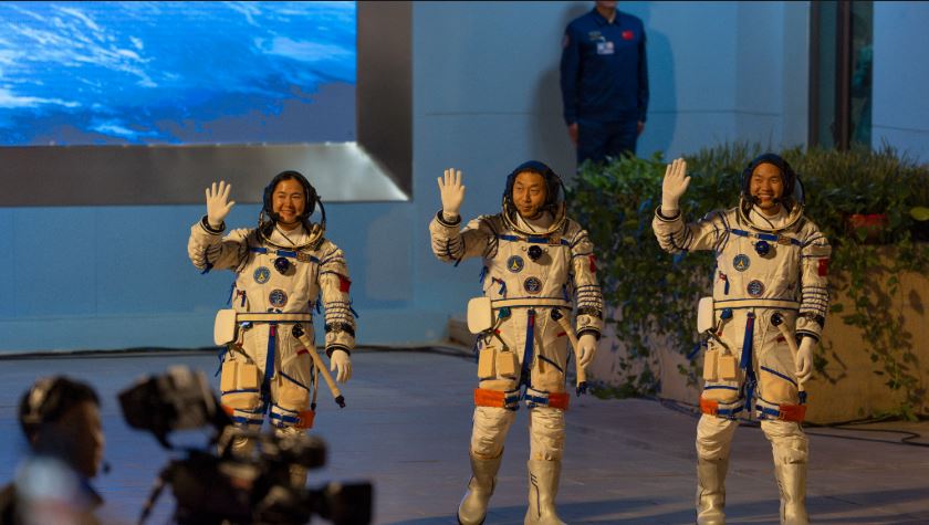 Los astronautas chinos Wang Haoze, Cai Xuzhe y Song Lingdong saludan antes de partir al espacio a bordo de la misión Shenzhou-19.AP