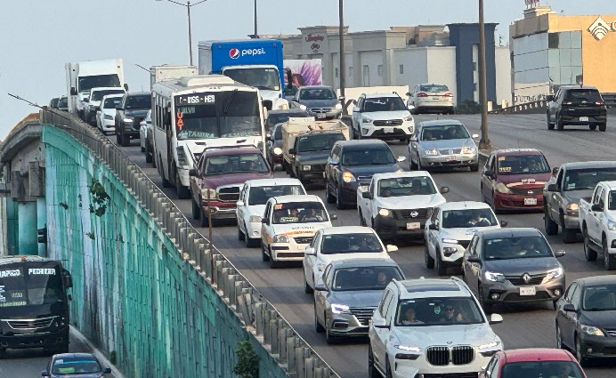 Choque provocó largas filas en el paso a desnivel de la carretera Tampico-Mante. (Alberto Cano)