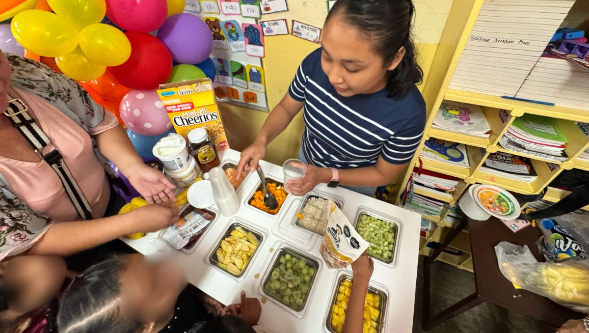 Durante el festejo del Día del Niño el menú incluyó cuernito con jamón, fruta, elotes y aguas de sabor. (Mario Juárez)