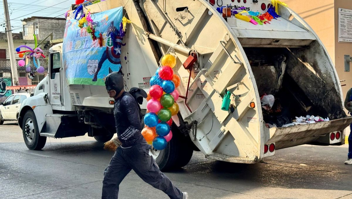 Como parte del festejo del día del niño, el personal de limpieza regaló dulces y pelotas a los niños. (Mario Juárez)