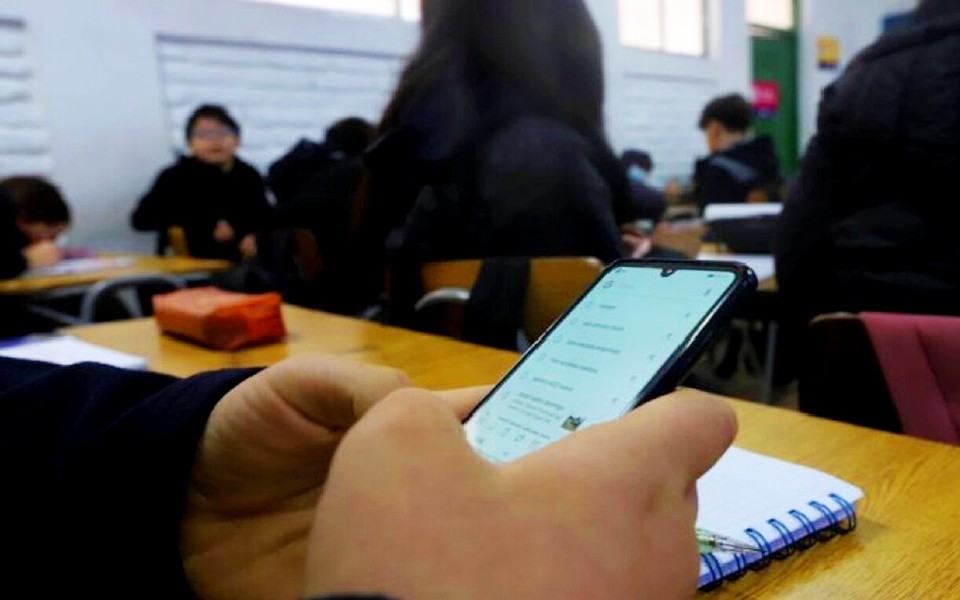 Guanajuato va por Ley Kuri para regular uso de celulares en escuelas | Especial