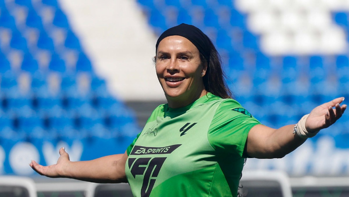 Karla Sofía Gascón participa en el partido solidario que reúne a leyendas de LALIGA. | EFE