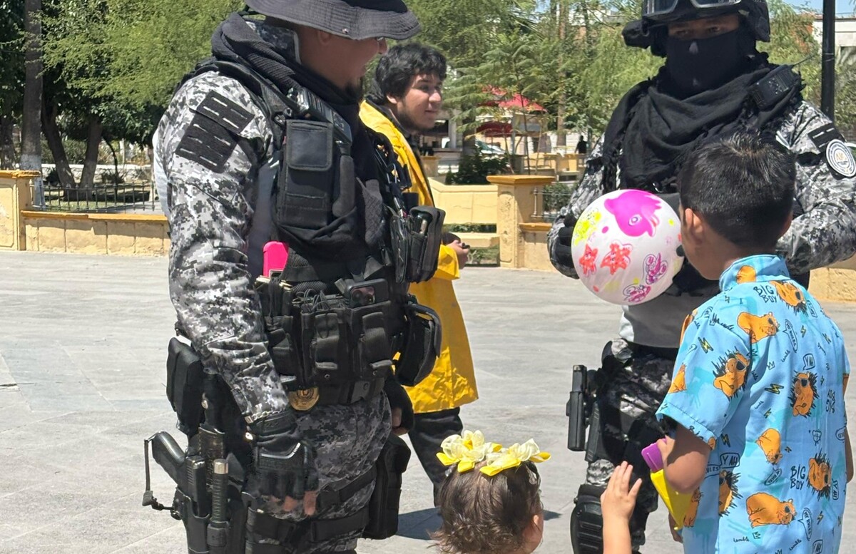 Los pequeños salieron entusiasmados a recibir a los agentes. (Milenio Policía)