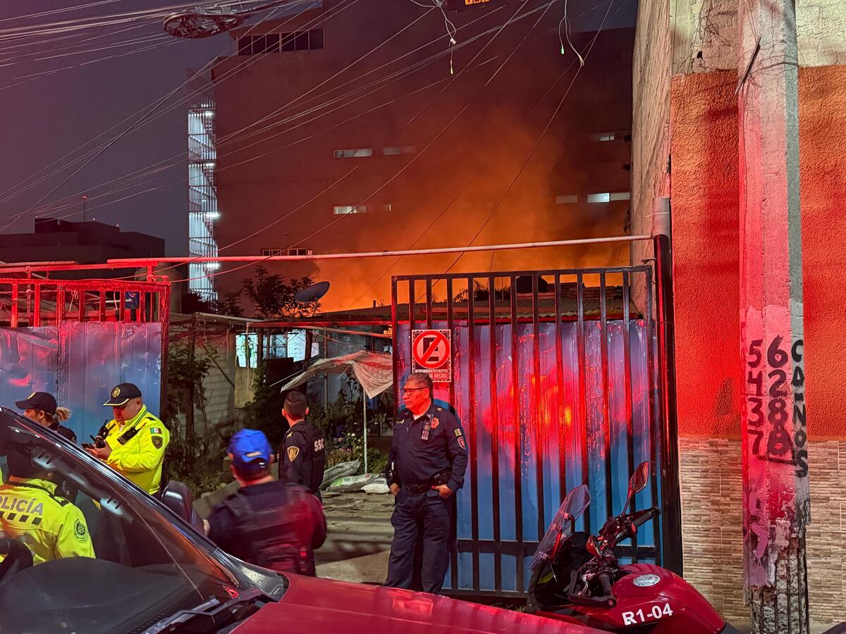 El predio afectado por las llamas se encuentra en el número 286 de la calle Azafrán de la colonia Granjas México. | Foto: Ramón Ramírez