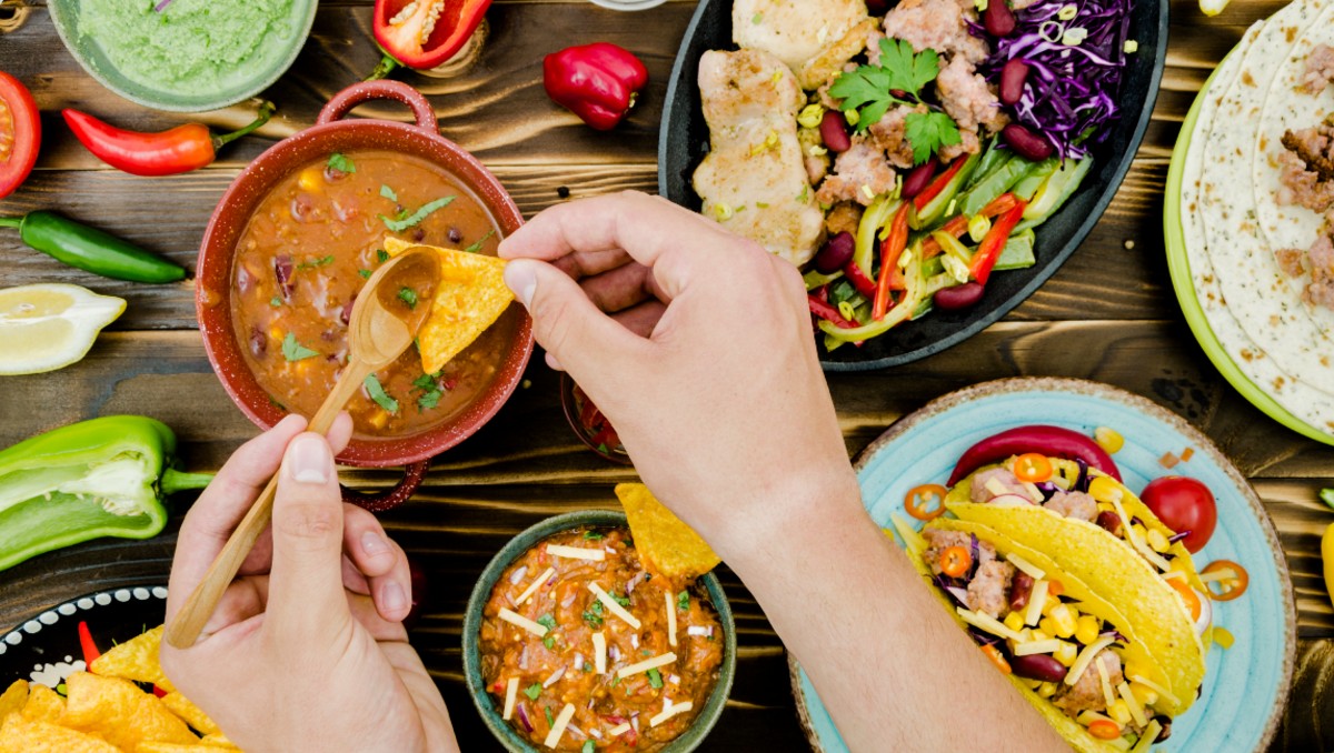 Va a restaurante mexicano; explota porque no habían platillos españoles. | Freeík imagen de referencia