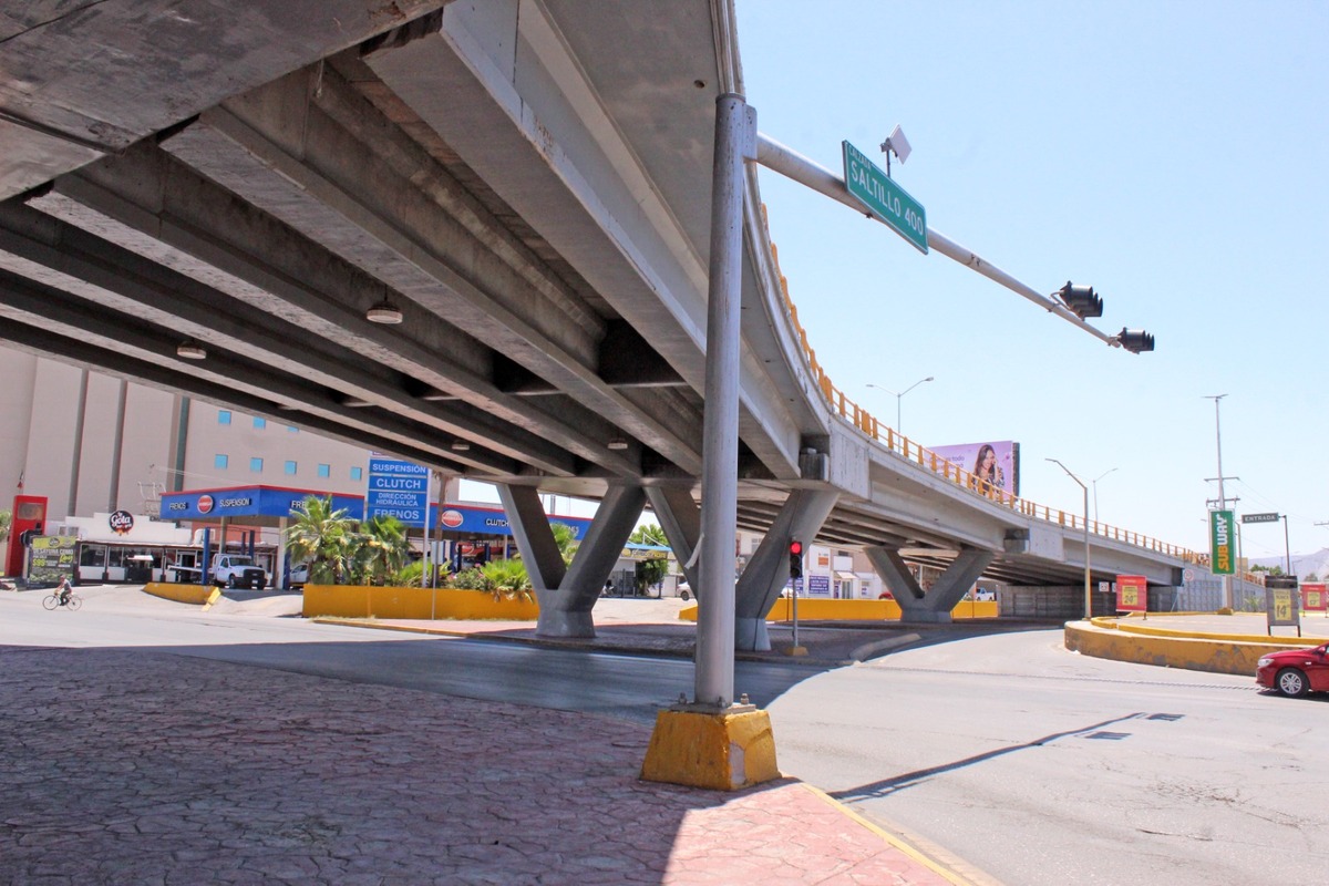 En Torreón, alistan obras bajo puente Diana Laura para mejorar tráfico. (Roberto Amaya)