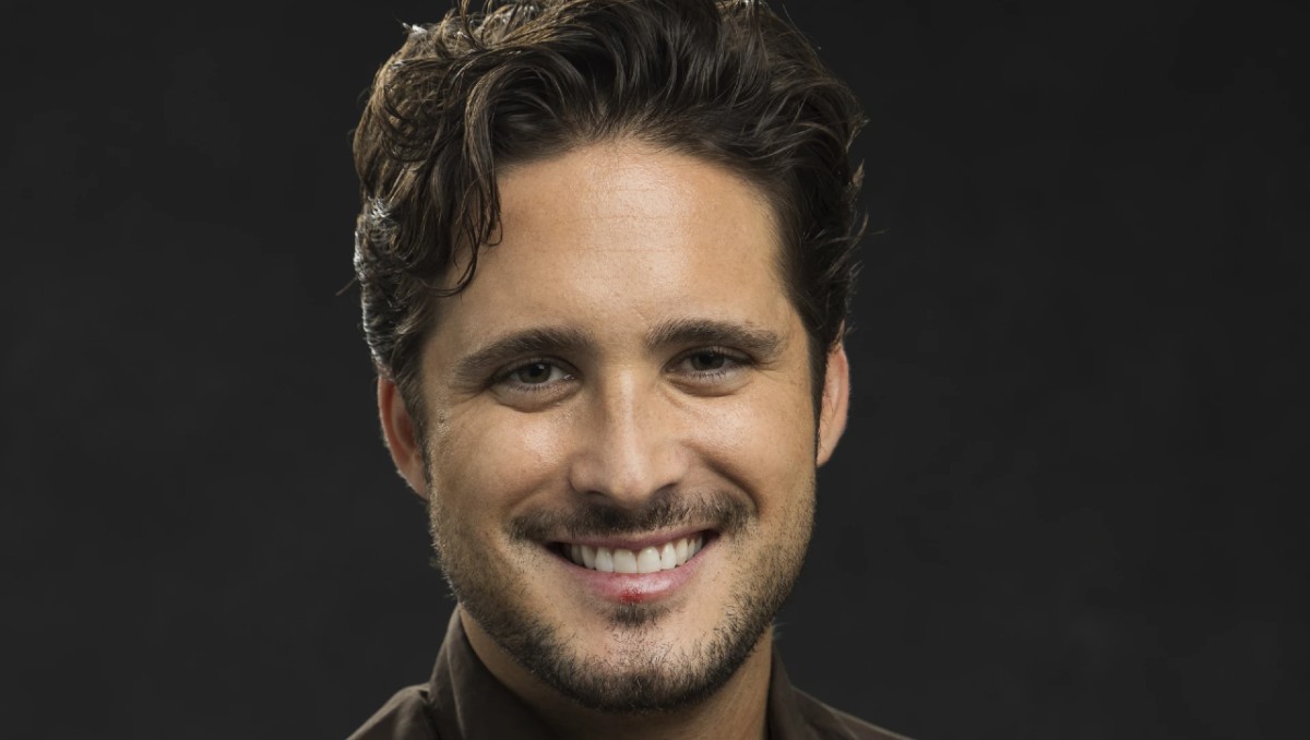 El actor presenta su primer libro, ambientado en México | AP