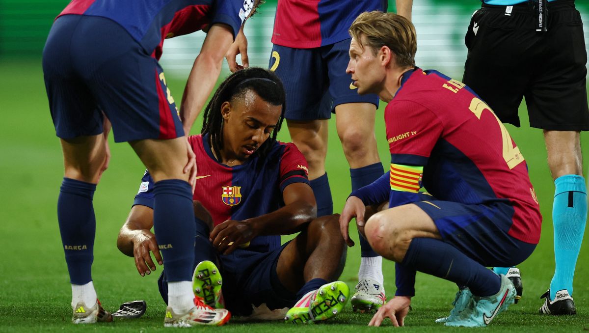 Barcelona confirma la lesión del jugador Jules Koundé (Reuters)