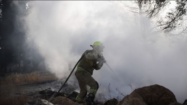 Un bombero israelí lucha contra las llamas en un incendio cerca de Latrun, Israel, a las afueras de Jerusalén.AP