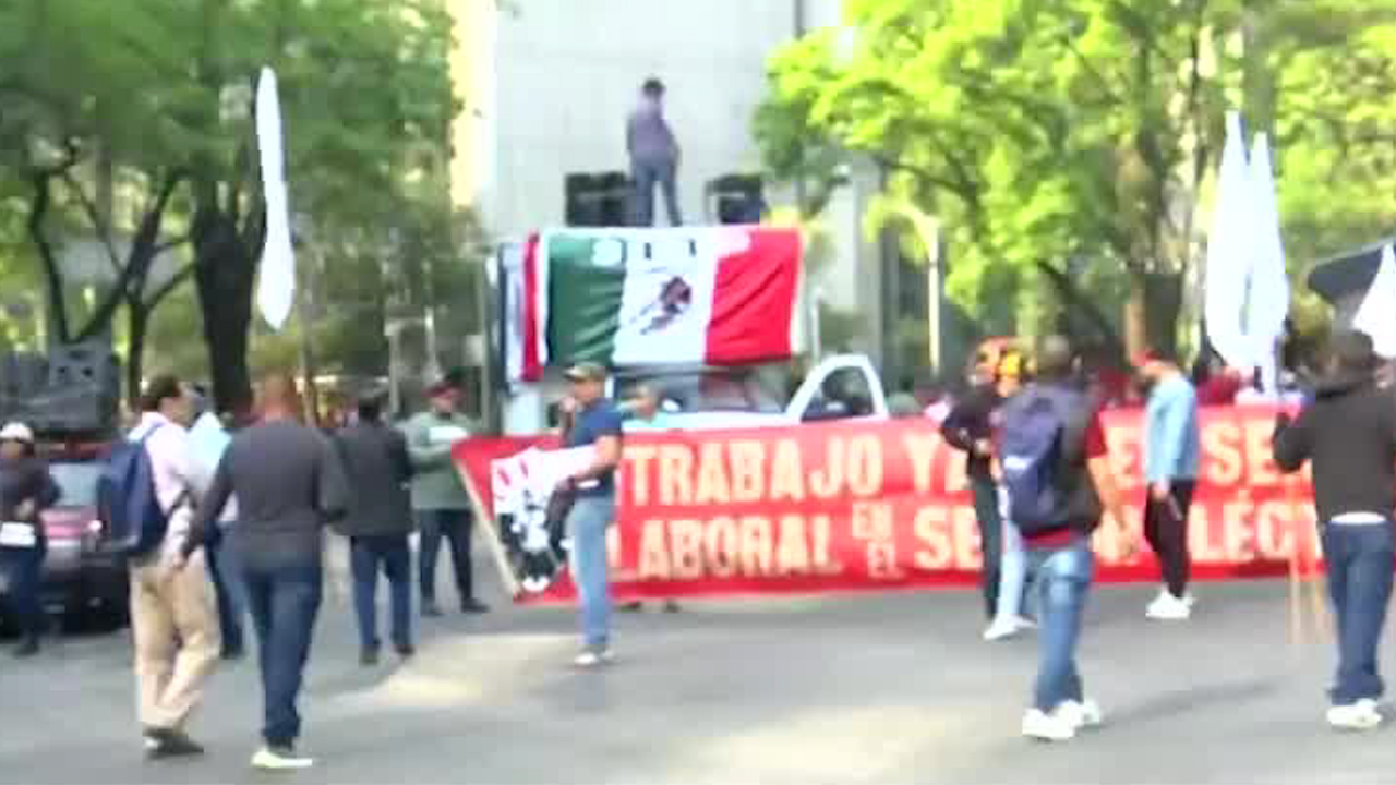 Colectivos y sindicatos marchan en Paseo de la Reforma por el Día del Trabajo