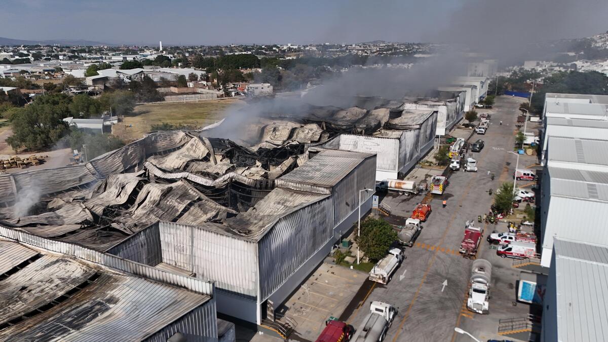 Controlan incendio en fábrica de aerosoles en la colonia Álamo Industrial. (Cortesía)