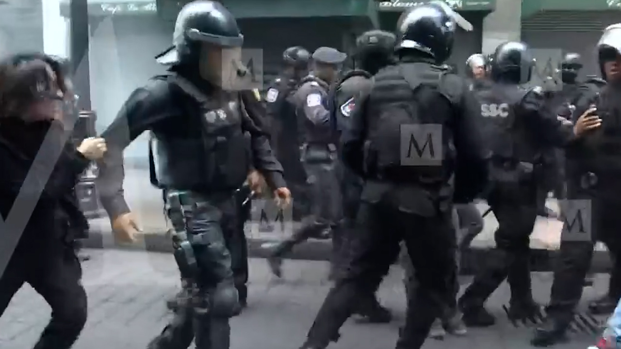 Encapuchados se enfrentan a policías en marcha por el Día del Trabajo en CdMx