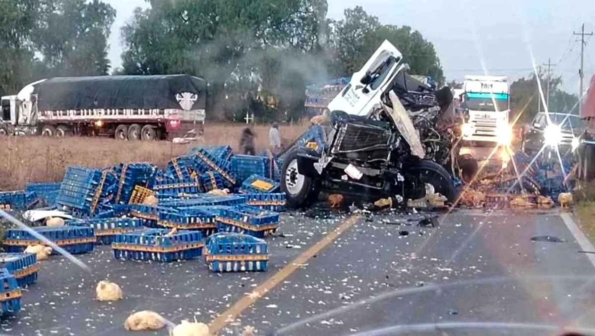 Hombre muere tras volcadura de tráiler en carretera El Seco-Acatzingo | Especial