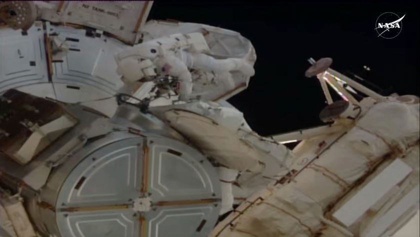 En la imagen, proporcionada por la NASA, las astronautas Anne McClain y Nichole Ayers trabajan fuera de la Estación Espacial Internacional.AP