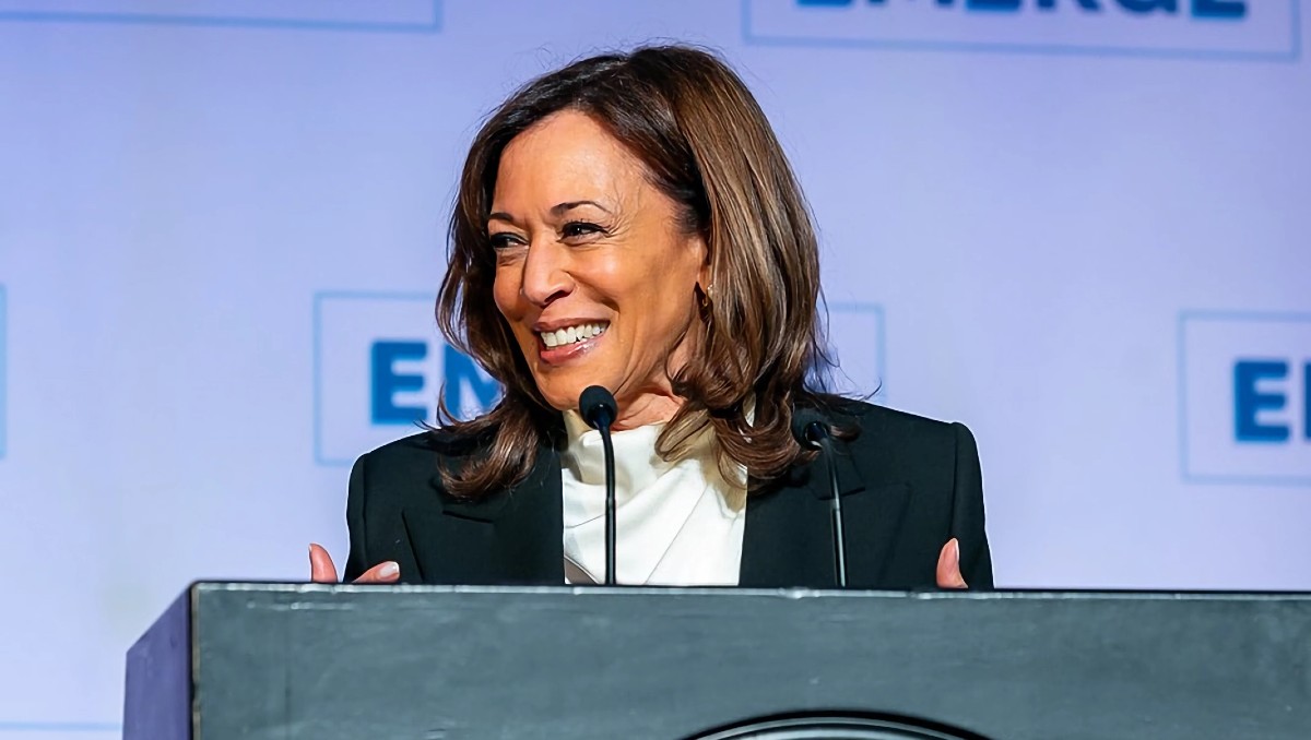Kamala Harris reaparece y desafía a Trump en un encendido discurso en California || Agencia EFE