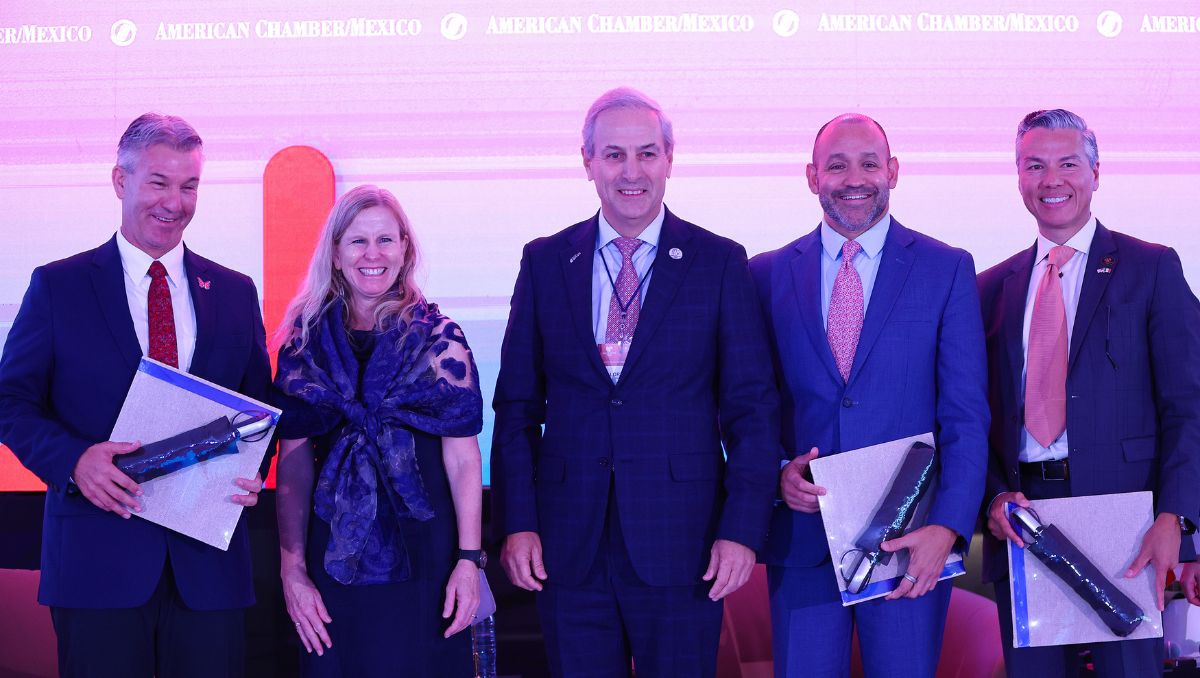 Lorenzo Barrera (centro) dijo que no se observan bajas en exportaciones mexicanas. Jorge López