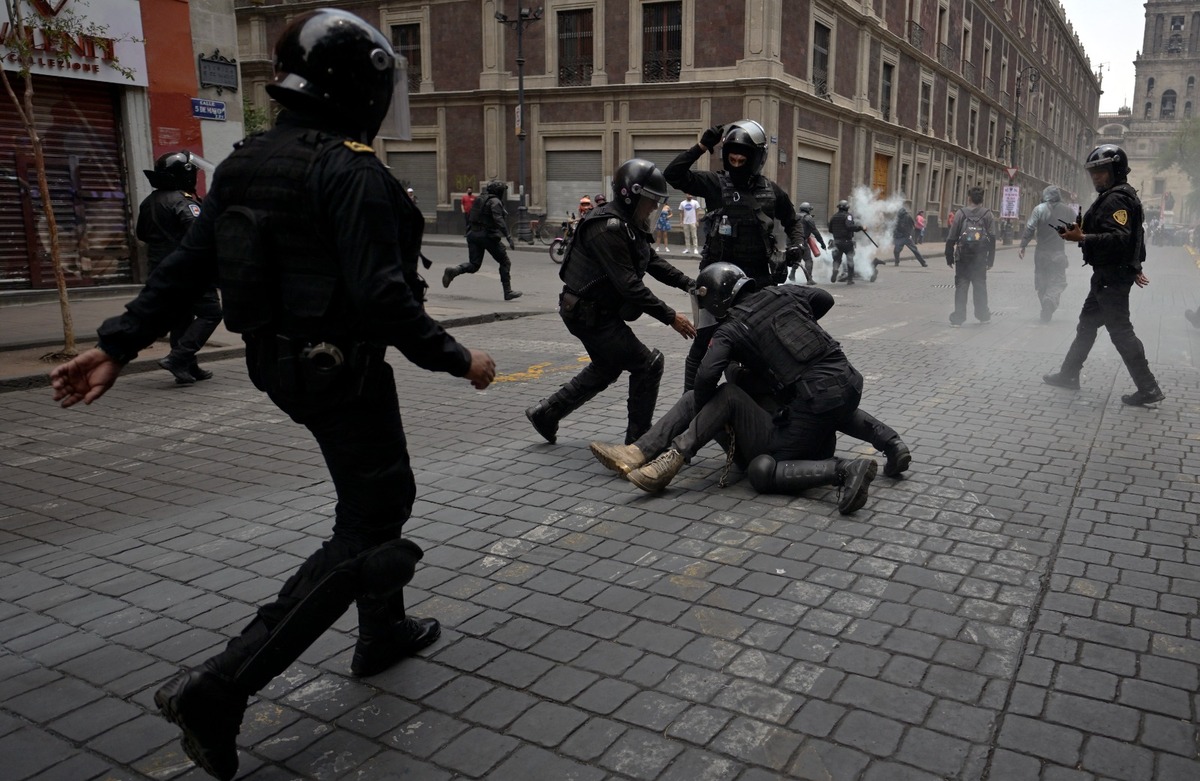Los oficiales aseguraron mercancía robada (AFP).