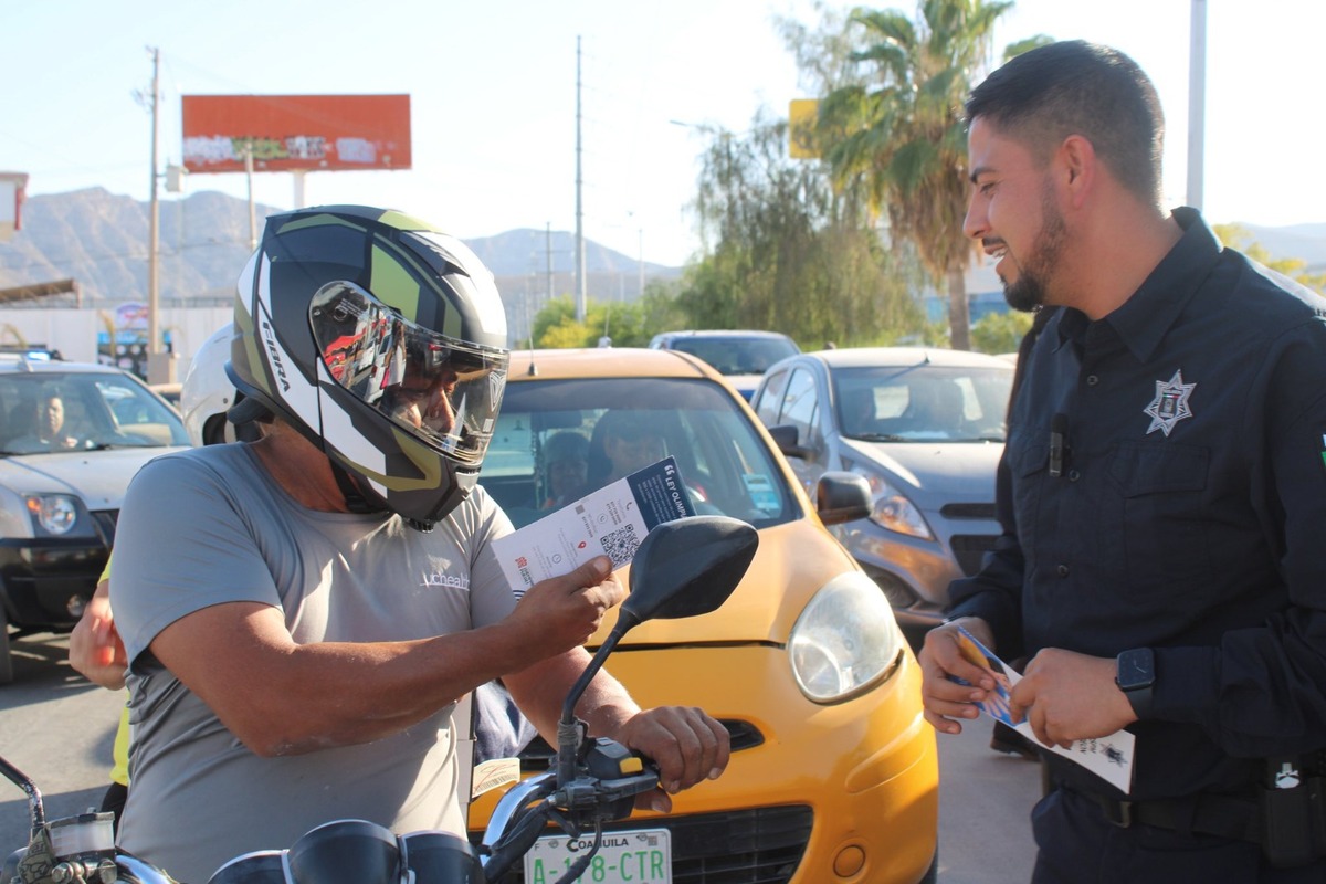 Los mandos policiales entregaron folletos, imanes con números de contacto ciudadano y códigos QR. (Notivox Policía)