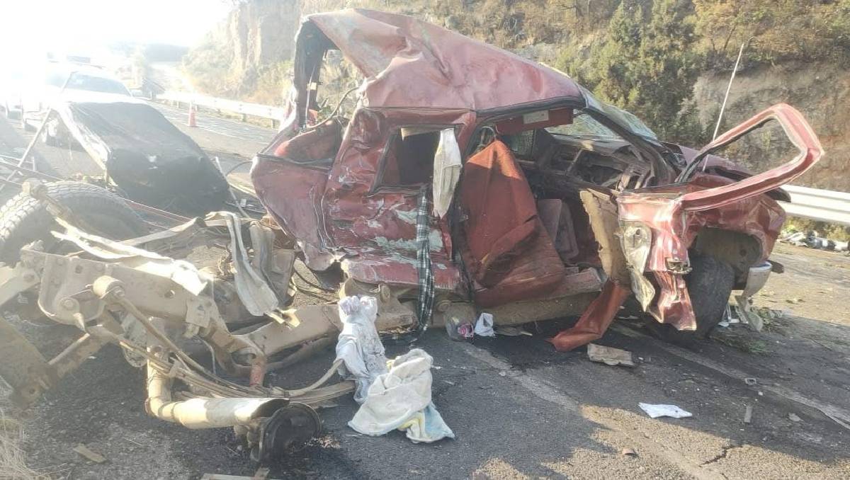 Mantiene cierre parcial en la Atlacomulco-Maravatio por el retiro de la unidad siniestrada. Foto: (Especial)
