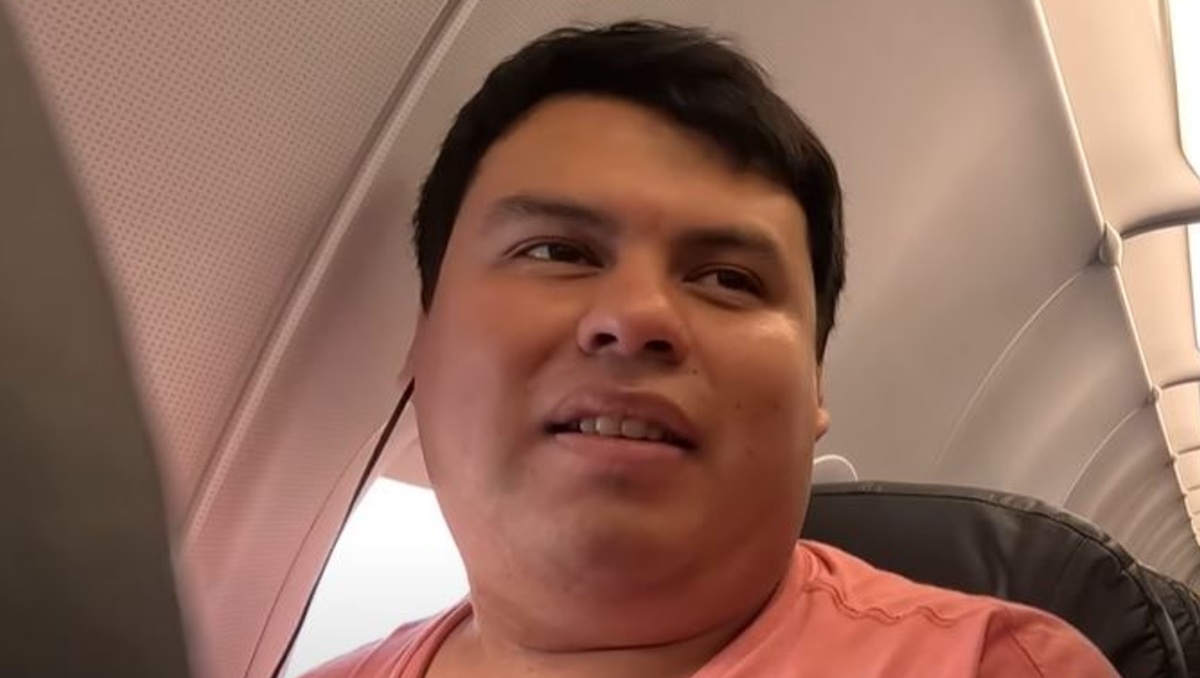 Martín dentro del avión rumbo a Sonora | Captura