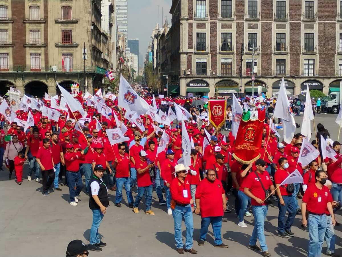 Sindicatos llegan al zócalo para conmemorar el primero de mayo. | Foto: Javier Ríos