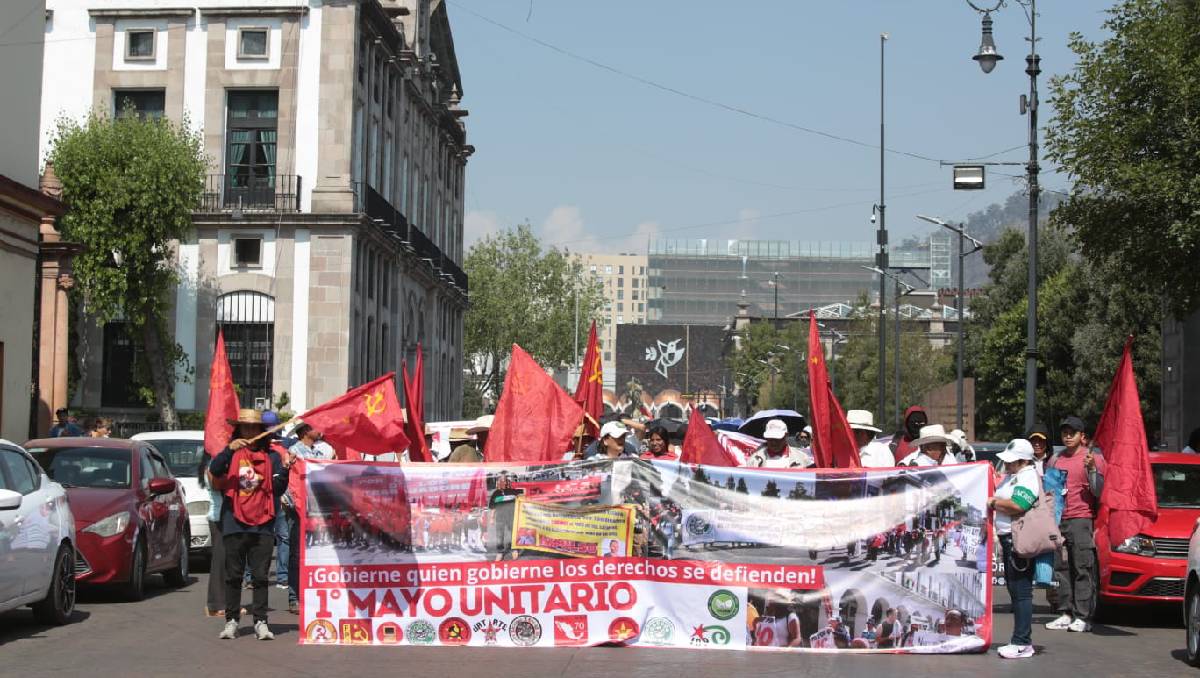 Trabajadores marchan hacia Palacio de Gobierno de Edomex, en Toluca. Foto: (Tania Contreras)