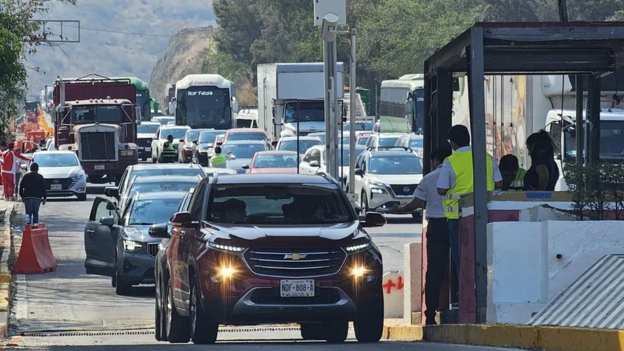 Turistas quedan varados en la caseta de Palo Blanco después de ser destrozada por normalistas