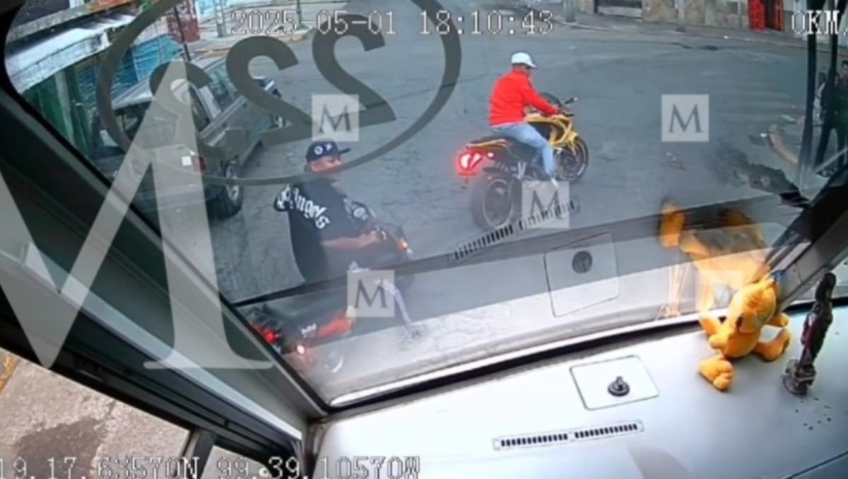 Cámaras captan a motociclistas interceptando y encarando a chofer de autobús en Toluca| Especial