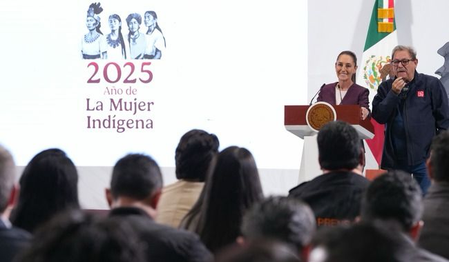 Claudia Sheinbaum y Paco Ignacio Taibo II en la conferencia matutina. (Foto: Especial)