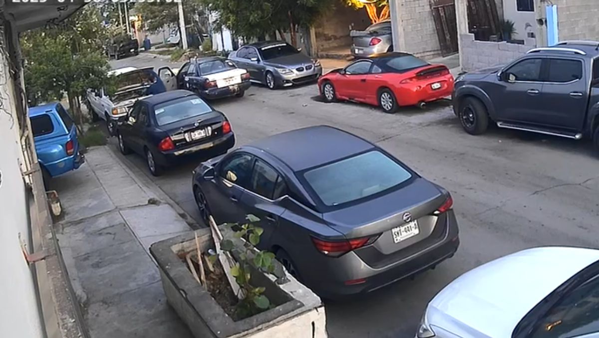 El cofre de la camioneta le cayo encima al ladrón mientras intentaba extraer la batería. | Especial