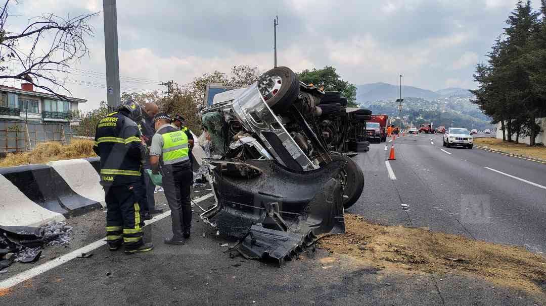 El conductor tuvo que ser trasladado aun hospital de Cuajimalpa. | Foto: Liset González