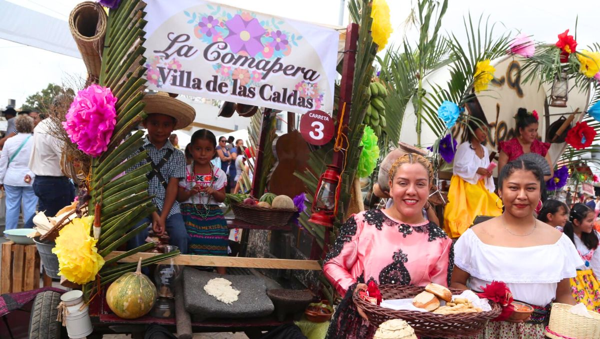 Durante el desfile hubo vestimentas de época, ofrendas de flores y representaciones de la vida colonial. (Yazmín Sánchez)