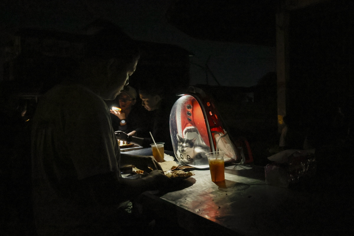 Falla eléctrica paraliza Bali: sin luz, servicios ni pagos electrónicos | Agencia EFE