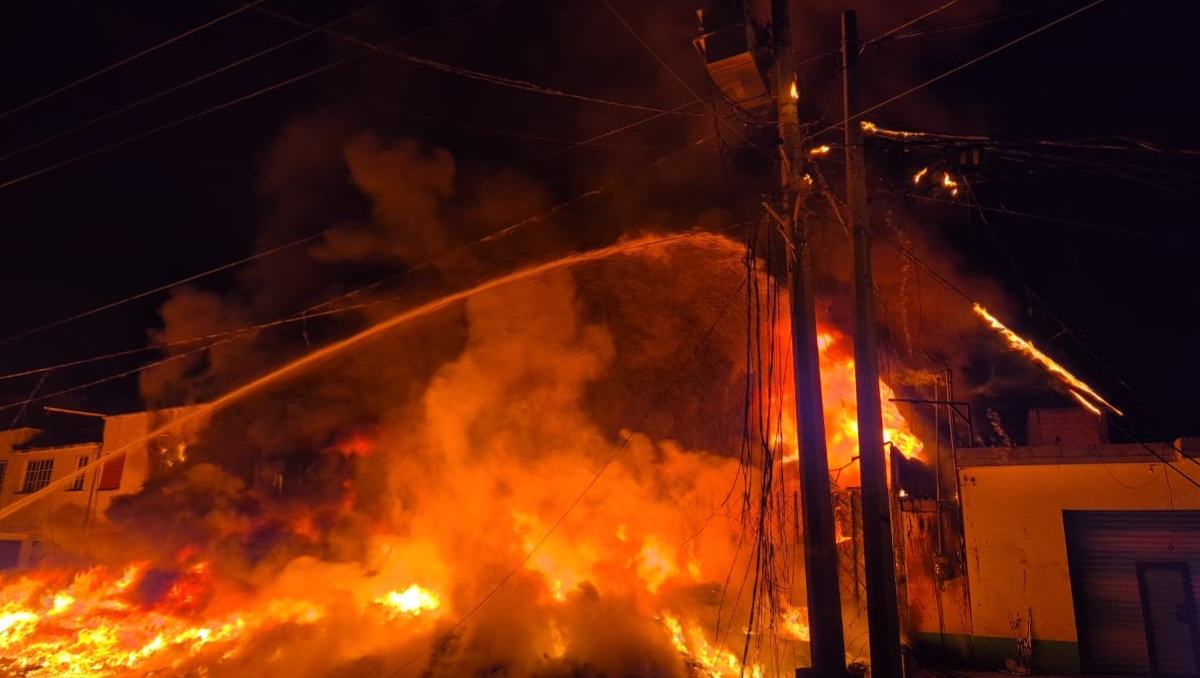 Fuego en bodega de plásticos en Toluca activa operativo de emergencia. | Especial