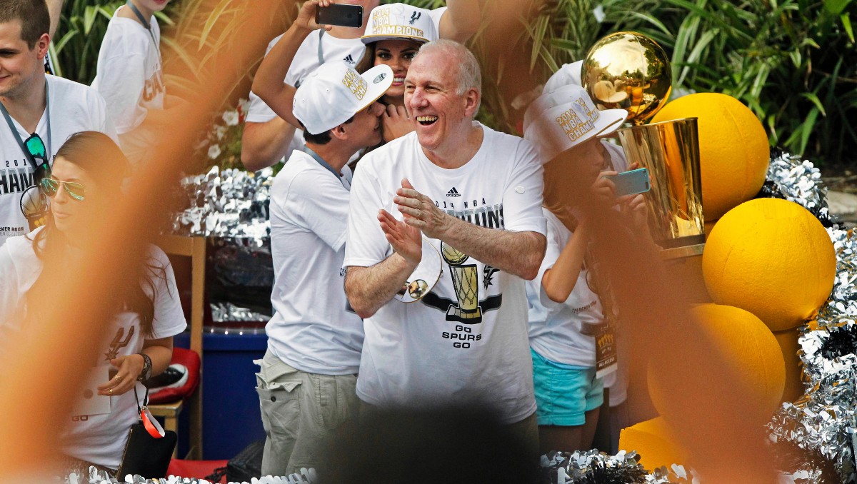 Gregg Popovich deja su puesto como entrenador de los Spurs (AP)