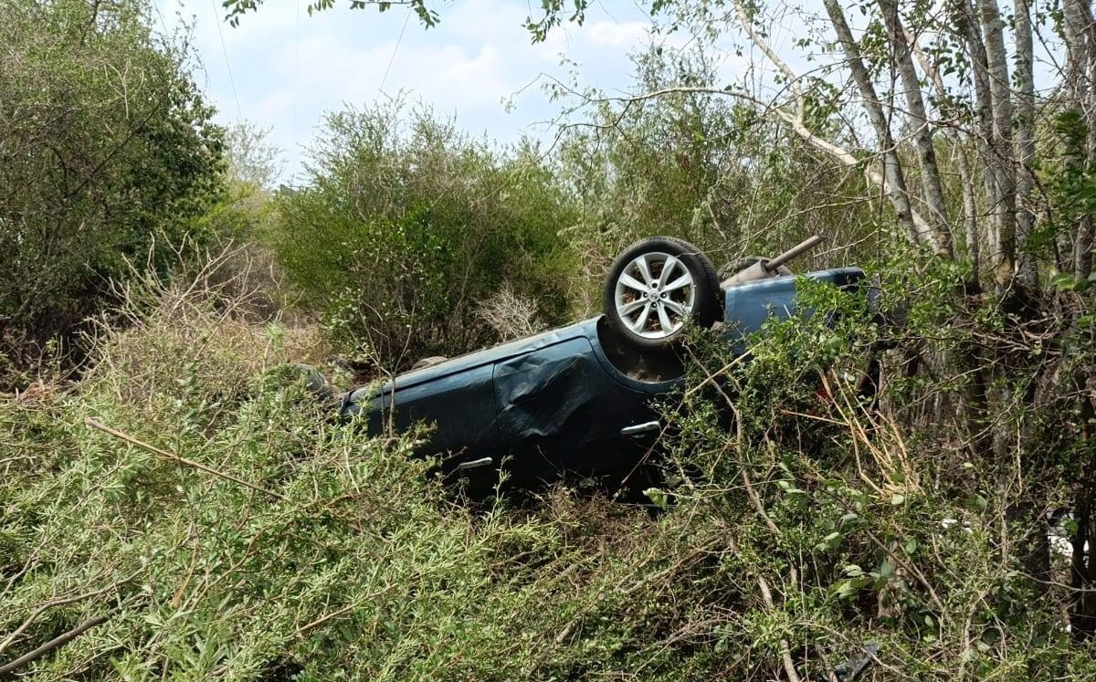 Hombre volca su auto sobre carretera Victoria-Monterrey