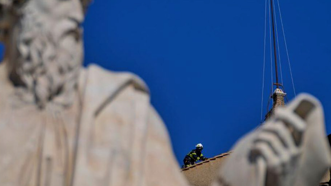 Instalan chimenea para el cónclave en la Capilla Sixtina tras muerte del papa Francisco
