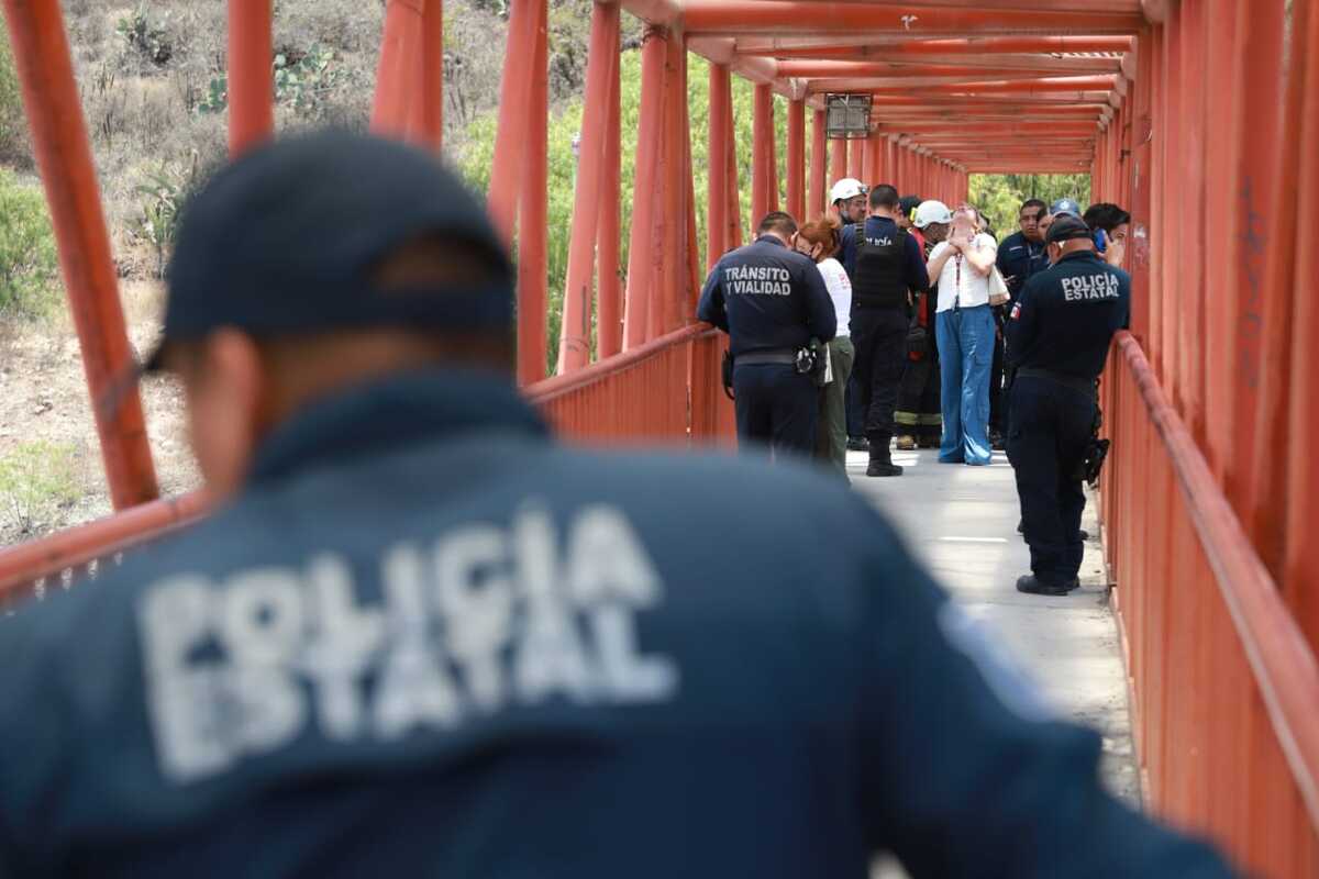 Joven lleva horas en espectacular cerca de Plaza Q. (Jorge Sánchez)