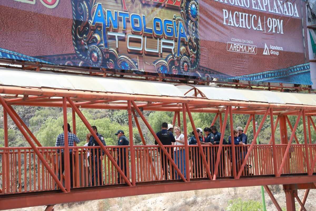 Joven subió a espectacular en un puente. (Jorge Sánchez)