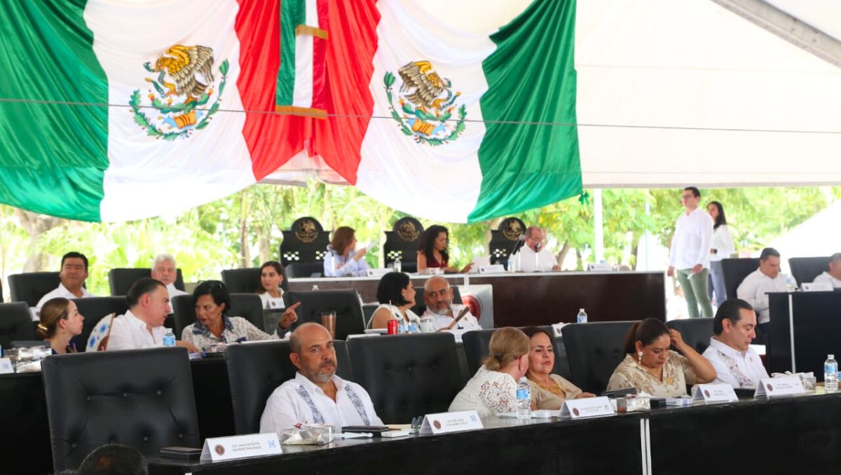 Los legisladores se reunieron en la plaza constitución durante los festejos por la fundación de Altamira. (Yazmín Sánchez)