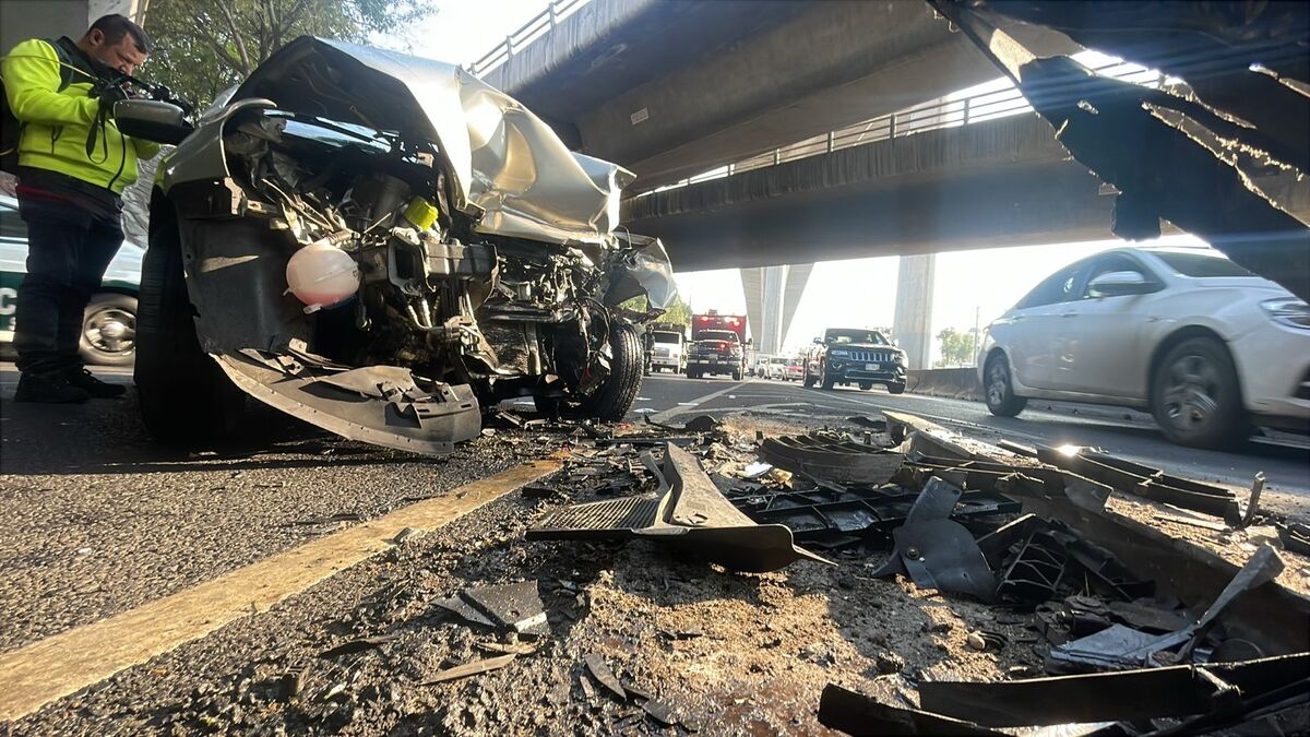 Oficiales del sector Huipulco-Hospitales fueron los primeros en llegar al accidente. | Foto: Luis Alfaro